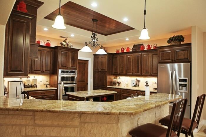 σχεδιασμός οροφής όμορφο ταβάνι στην κουζίνα και σκούρα καφέ ντουλάπια κουζίνας