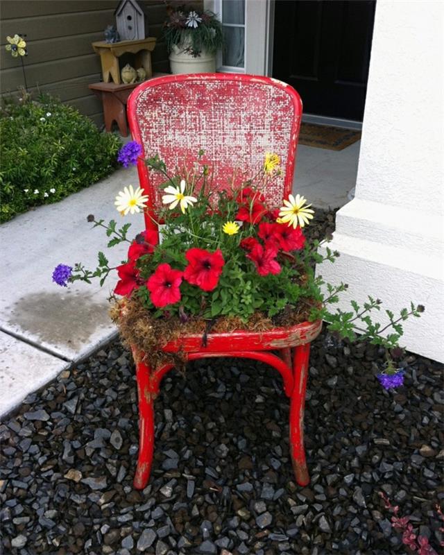 ντεκό κήπο παλιά καρέκλα κόκκινα λουλούδια