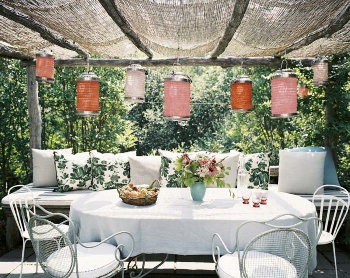 διακόσμηση κήπο πάρτι τραπέζι διακόσμηση λουλούδια ρίξτε μαξιλάρια leterne
