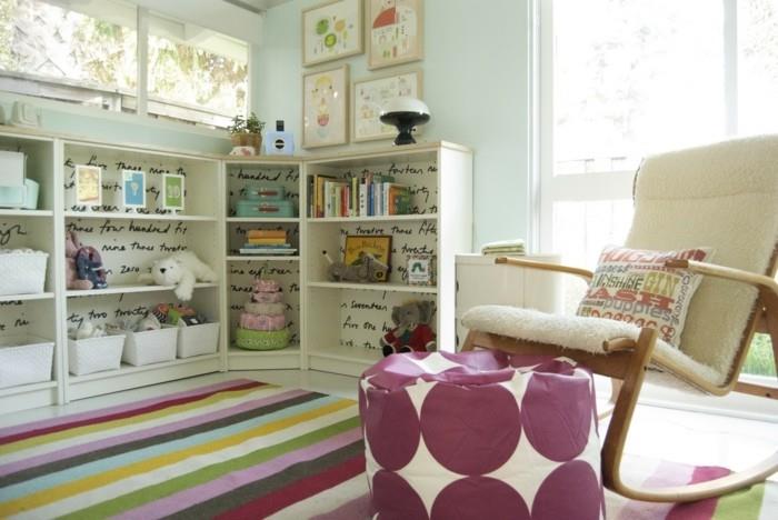 ιδέες διακόσμησης παιδικό δωμάτιο ριγέ χαλί κουνιστή καρέκλα ανοιχτό πράσινοι τοίχοι