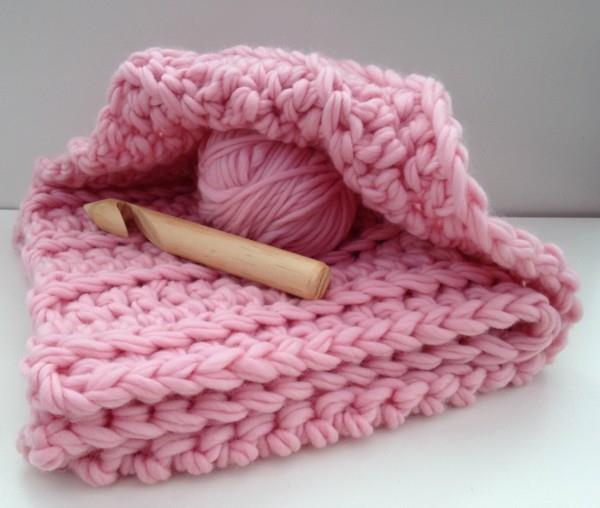 ιδέες ντεκό πλεκτή κουβέρτα σε ροζ χρώμα