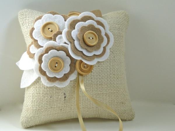 Διακοσμητικά μαξιλάρια από λουλούδια από τσόχα γιούτας σε μπεζ λευκά κουμπιά