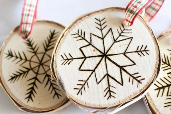 διακόσμηση με ξύλινους δίσκους φτιάξτε τις δικές σας διακοσμήσεις χριστουγεννιάτικων δέντρων νιφάδες χιονιού
