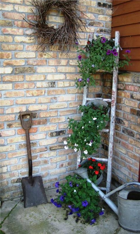 κάντε διακόσμηση μόνοι σας για τον κήπο ασυνήθιστη σκάλα λουλουδιών