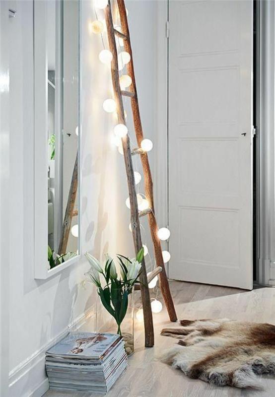 DIY παλιά ξύλινη σκάλα νεράιδα φώτα γούνα σκανδιναβική διακόσμηση