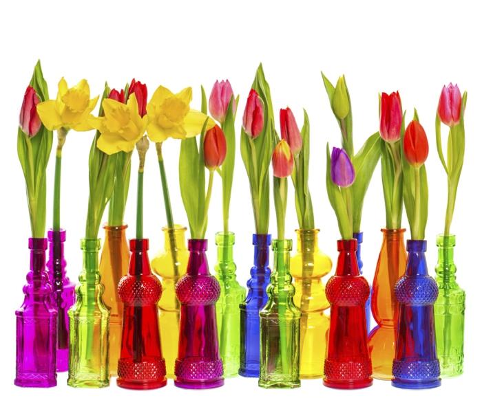 ντεκό ιδέες ανοιξιάτικο σχέδιο σχέδιο λουλούδι τάση γυάλινα μπουκάλια νάρκισσους τουλίπες