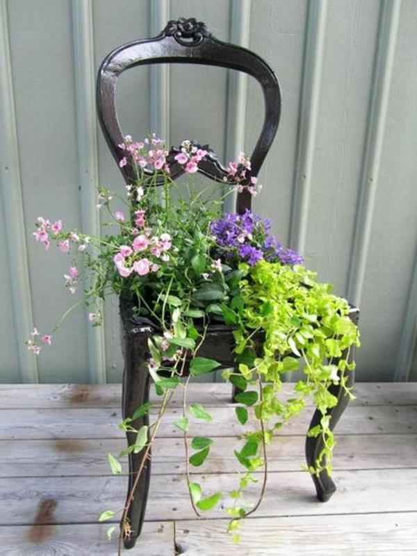 ιδέες διακόσμησης κήπος κομψά λουλούδια καρέκλας
