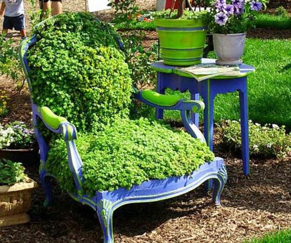 ιδέες ντεκό κήπο πράσινη καρέκλα μπλε σχέδιο