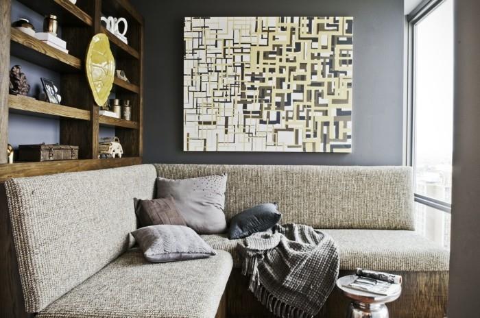 ιδέες ντεκό σαλόνι τοιχογραφία γωνιακός καναπές γκρι τοίχος ανοιχτά ράφια