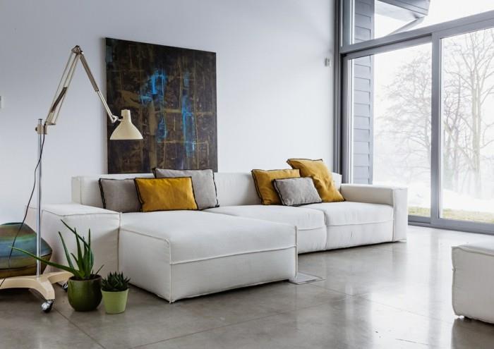 ιδέες ντεκό σαλόνι τοιχογραφία λευκός γωνιακός καναπές ανοιχτό γκρι πλακάκια δαπέδου φυτά
