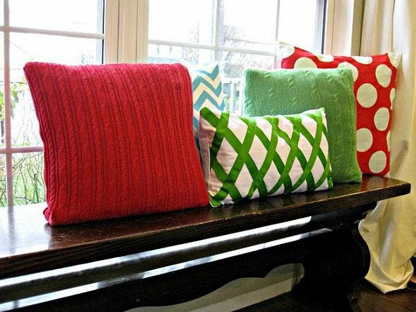 διακοσμητικό μαξιλάρι από κόκκινο και πράσινο πουλόβερ