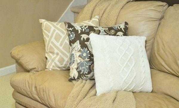ρίξτε μαξιλάρια δερμάτινο καναπέ σε κρέμα