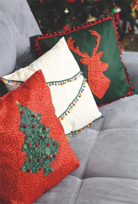 ρίξτε μαξιλάρια διαφορετικά χρώματα και μοτίβα