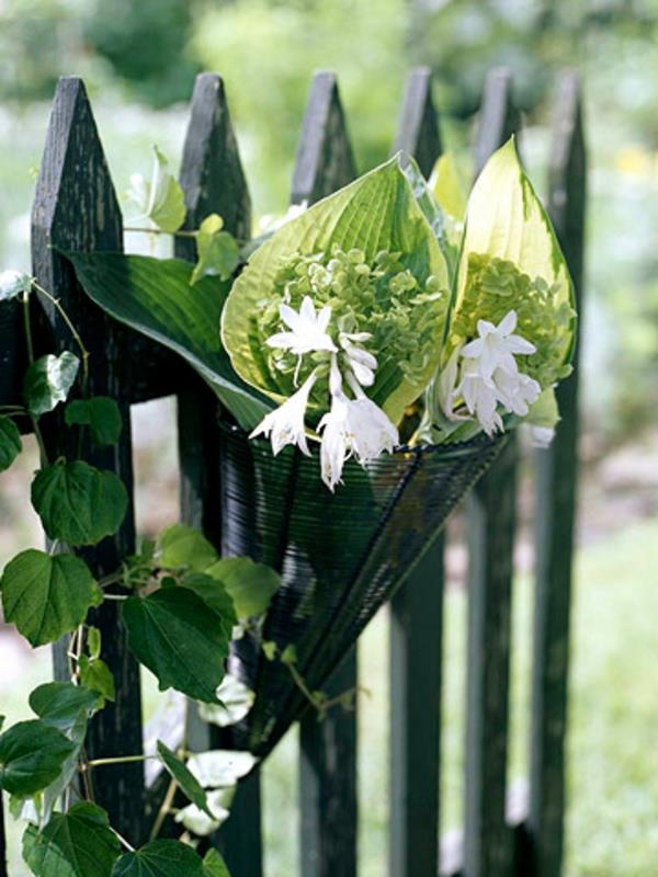 ιδέες διακόσμησης στον κήπο μπουκέτο λουλούδια ιδιαιτερότητα φράχτη