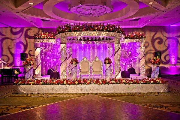 διακόσμηση γαμήλια ιδέα σχεδιασμός δεξίωση νύφη και γαμπρός μοβ φώτα