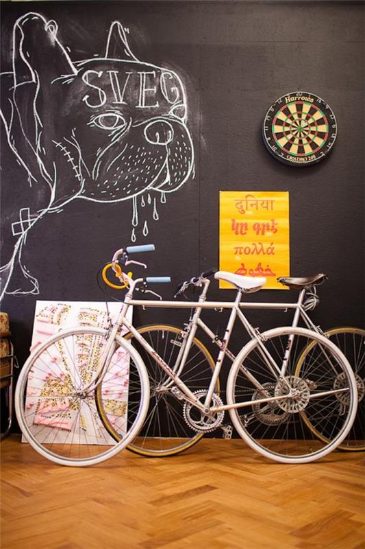 διακοσμητικά ποδήλατα μαυροπίνακας σχεδιασμός τοίχου μαύρο ξύλινο δάπεδο