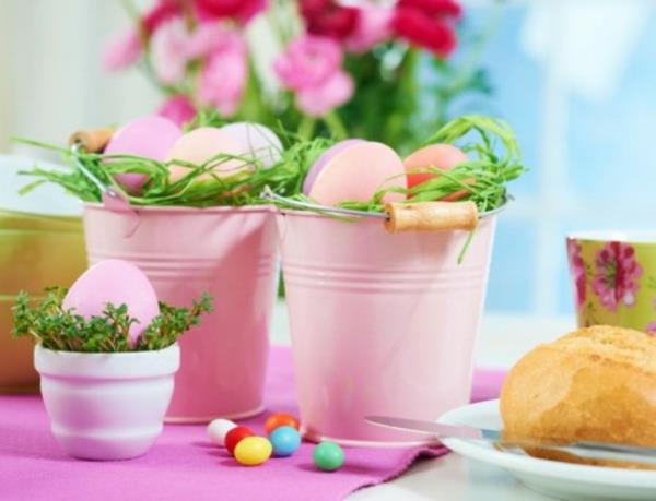 διακοσμητικός μεταλλικός κάδος γεμάτος πασχαλινά αυγά σε ροζ χρώμα
