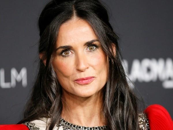 demi moore - κόκκινα ρούχα και κοσμήματα