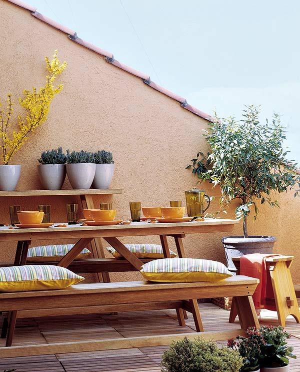 μπαλκόνι σετ ξύλινα μαξιλάρια επιτραπέζιων σκευών κίτρινα