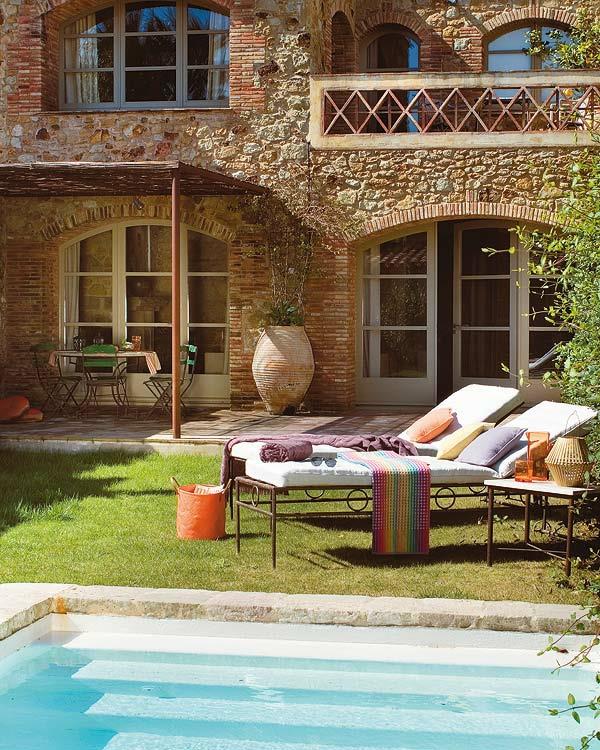 μπαλκόνι με κήπο με πισίνα