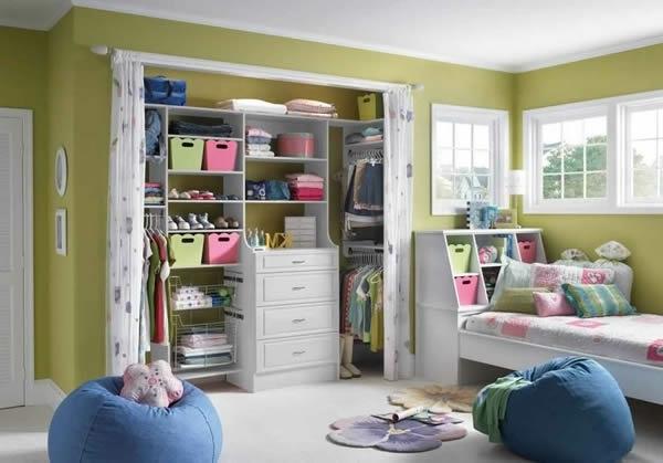 οργανώστε την ντουλάπα σε έντονα παστέλ χρώματα για παιδιά