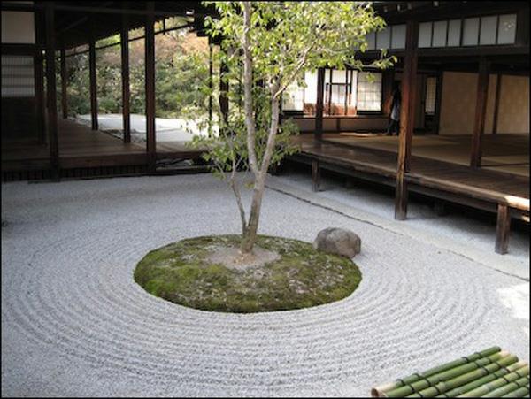 το δέντρο του ιαπωνικού κήπου με πέτρες