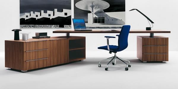 το κομψό και σύγχρονο γραφείο σε εκτελεστική καρέκλα μπλε κοβαλτίου