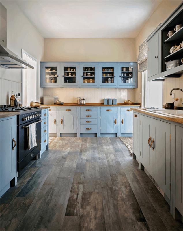 σχέδιο δαπέδου κουζίνα ξύλινο δάπεδο ανοιχτό μπλε ντουλάπια κουζίνας