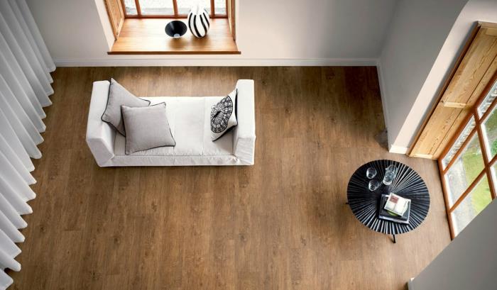 σχέδιο δαπέδου σαλόνι πάτωμα ξύλο λευκές κουρτίνες στρογγυλό μαύρο τραπέζι μοντέρνος καναπές