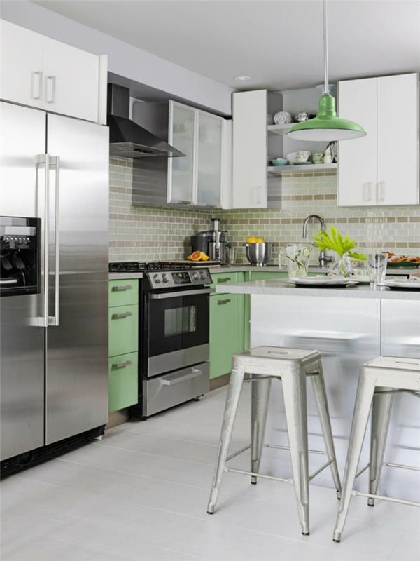 σχέδιο ψυγείο ασημί πράσινα ντουλάπια κουζίνας ψηφιδωτά πλακάκια λευκά πλακάκια δαπέδου