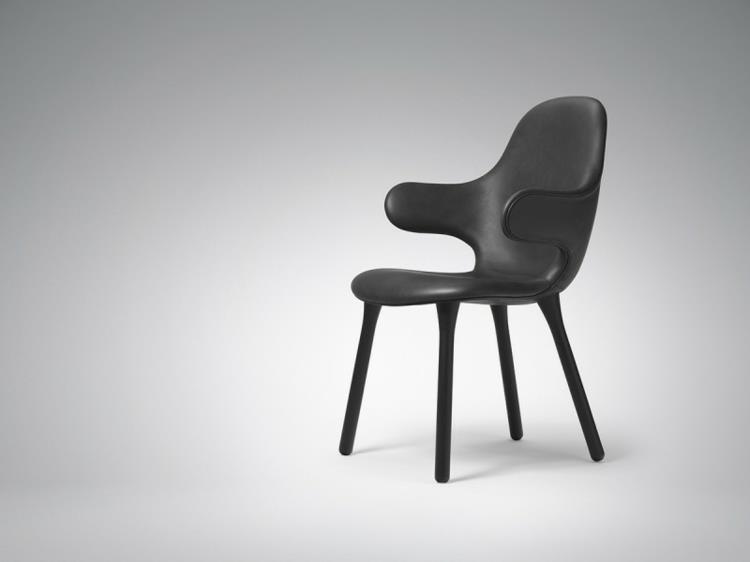 καρέκλες σχεδιασμού Catch Chair & Tradition μαύρα πόδια καρέκλας