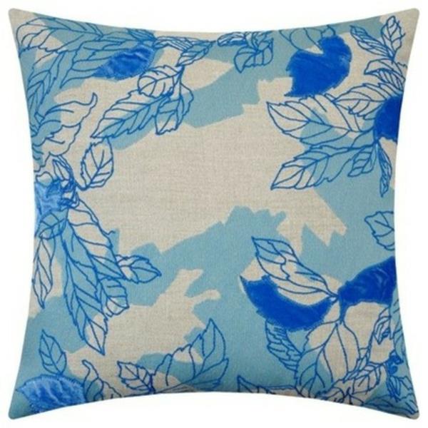 άρθρο σχεδιαστή σε μπλε μαξιλάρια κοβαλτίου με λουλουδάτο μοτίβο
