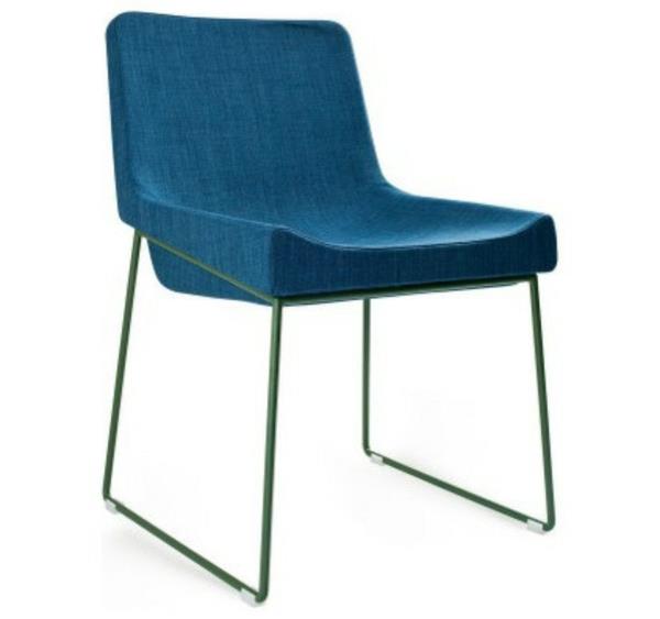 σχεδιαστικό στοιχείο σε καρέκλες ρετρό κουζίνας μπλε κοβαλτίου