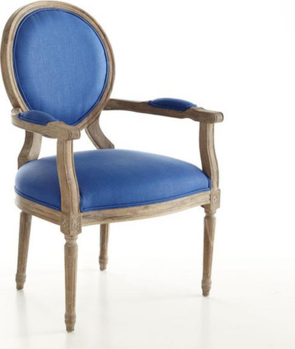 αντικείμενο σχεδιαστών σε παραδοσιακή ξύλινη καρέκλα μπλε κοβαλτίου