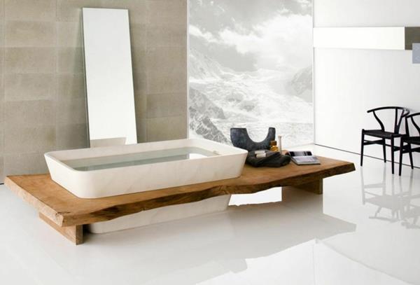 σχεδιαστής μπάνιου με θέα σε μπανιέρα από φυσικό ξύλο