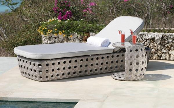 σχεδιαστής μοντέρνα χαλαρώστε ξαπλωμένος στον κήπο ιδέες μπαστούνι πισίνα ξαπλώστρα γκρι