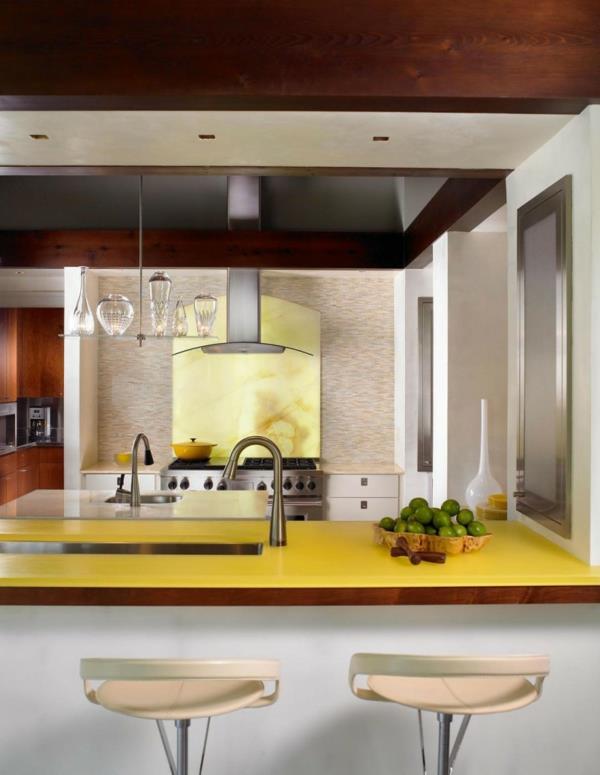 σχεδιαστικό σπίτι μοναδικός φωτισμός κίτρινες όρθιες καρέκλες κουζίνα