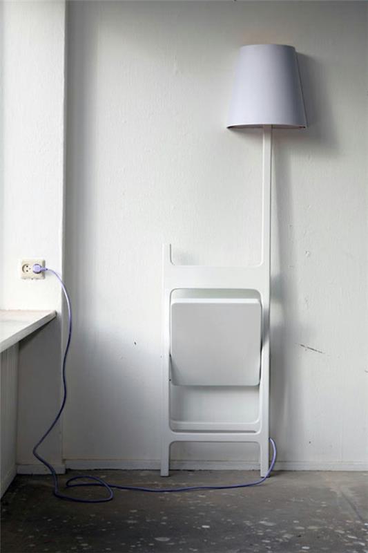φωτιστικό και καρέκλα σχεδιαστών συνδυασμένα σε ένα λευκό