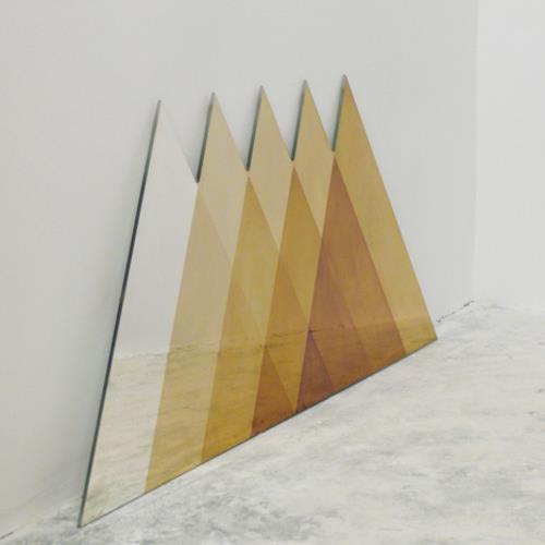 συλλογή επίπλων σχεδιαστών γεωμετρικά χρώματα τρίγωνα καθρέφτη