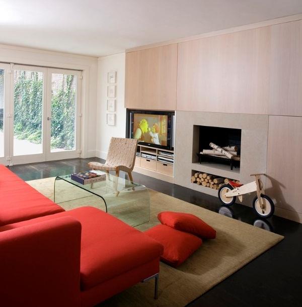 καρέκλες σχεδιαστών κοραλί-κόκκινο καναπέ και μπροστινά ντουλάπια από ανοιχτόχρωμο ξύλο