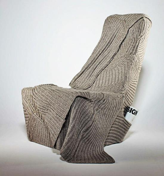 καρέκλα σχεδιαστών με μάλλινη κουβέρτα σφιχτή από το πλάι