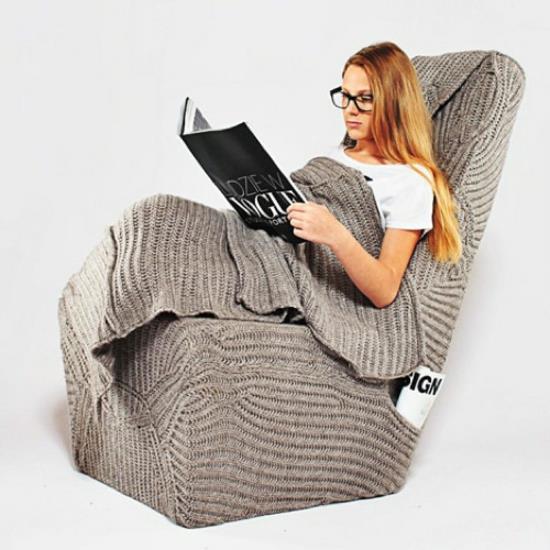 καρέκλα σχεδιαστών με μάλλινη κουβέρτα ιδανική για διάβασμα