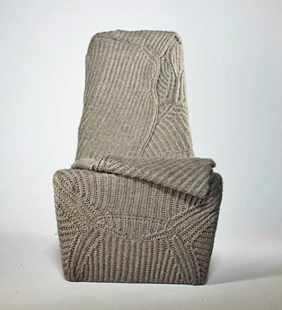 καρέκλα σχεδιαστών με μάλλινη κουβέρτα βγαλμένη από μπροστά