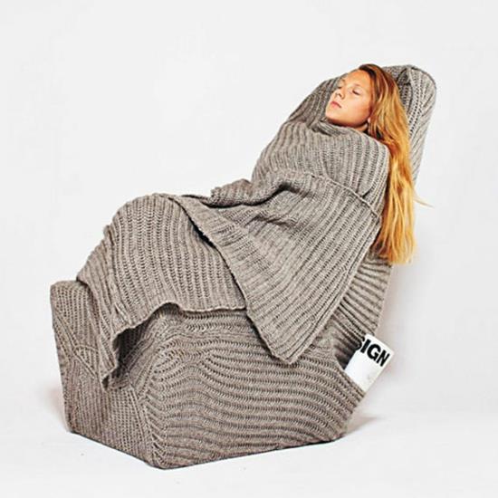 καρέκλα σχεδιαστών με μάλλινη κουβέρτα για ύπνο
