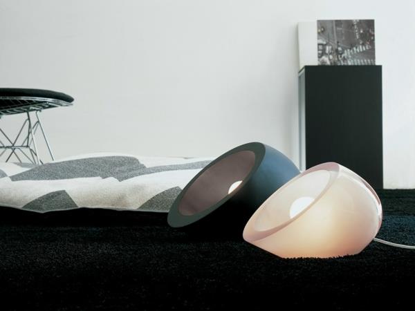 επιτραπέζιο φωτιστικό σχεδιαστής κατασκευασμένο από γυαλιά technopolymer nina penta