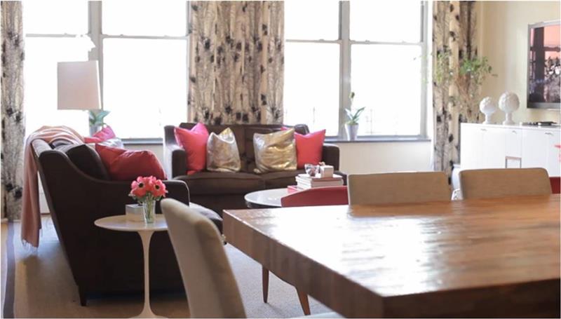 σχεδιαστικό διαμέρισμα με ροζ τόνους σε αντίθεση με χρυσά λαμπερά μαξιλάρια και καφέ καναπέ