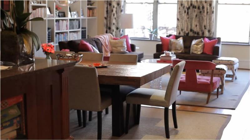 σχεδιαστικό διαμέρισμα με ροζ τόνους υπέροχος καναπές με πολυτελείς πολυθρόνες
