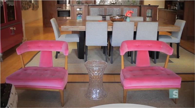 σχεδιαστικό διαμέρισμα με ροζ τόνους όμορφες άνετες πολυθρόνες
