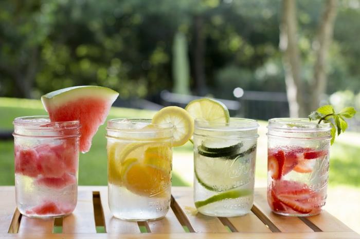 detox θεραπεία καλοκαίρι detox brunch νερό φρούτα φρούτα λεμόνι αγγούρι καρπούζι φράουλες φράουλες κήπο