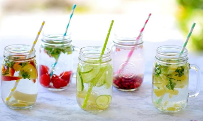 detox θεραπεία καλοκαίρι detox ποτά νερό φρούτα αγγούρια πάρτι στον κήπο